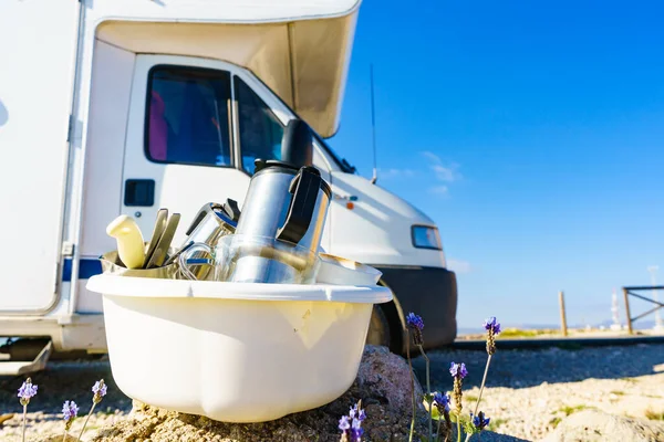 Bowl Vol Met Vuile Borden Buiten Tegen Camper Voertuig Afspoelen — Stockfoto