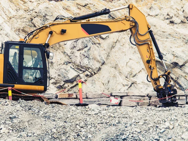 業界だ ヘビーデューティ掘削機 石の建設現場で働く掘りブルドーザー ノルウェースカンディナヴィア — ストック写真