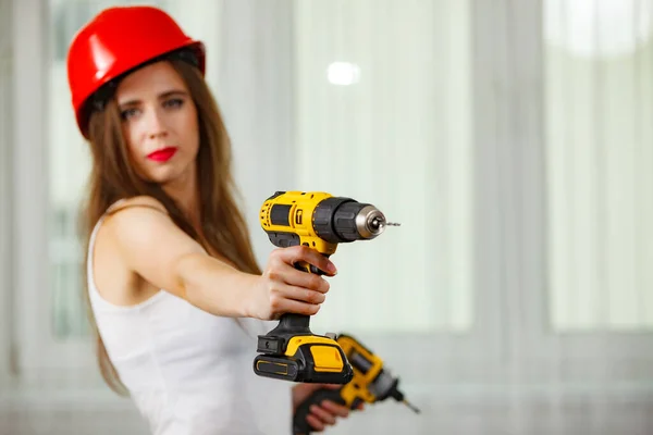 Junge Frau Nutzt Powerdrill Für Die Arbeit Hause Mädchen Beim — Stockfoto