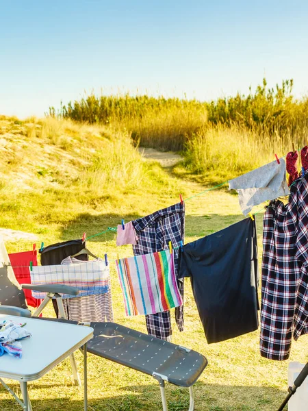 Camping Stranden Äventyrskoncept Kläder Hängande För Att Torka Tvättlina Utomhus — Stockfoto