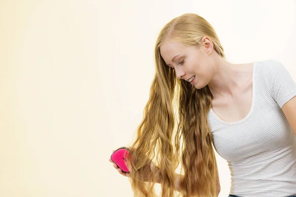 Blond Meisje Met Borstel Kammen Haar Lange Haar Een Meisje — Stockfoto