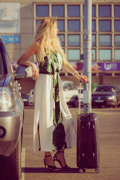 Mooie Mode Model Vrouw Aankomen Luchthaven Met Koffer Wielen Staan — Stockfoto