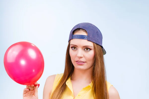 Adolescente Fazendo Caras Bobas Engraçadas Jovem Mulher Moda Jeans Cap — Fotografia de Stock