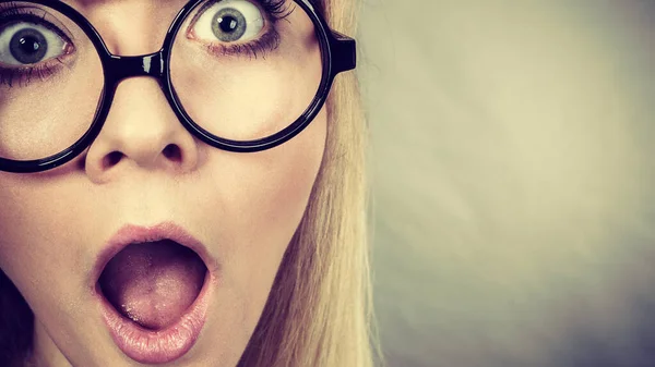 Nahaufnahme Eines Seltsamen Frauengesichts Mit Großer Nerd Geek Brille Mit — Stockfoto
