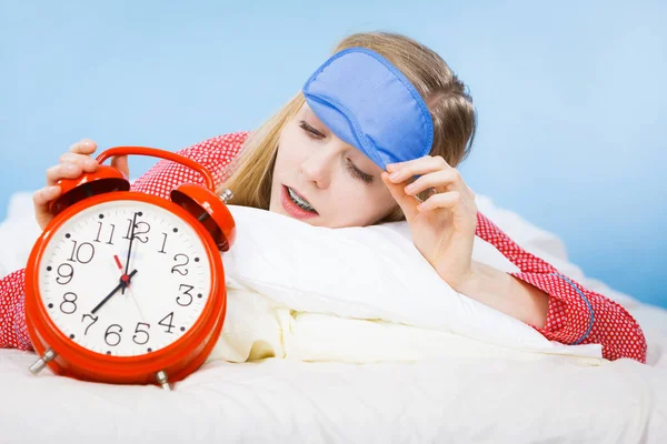 Dormindo Jovem Mulher Vestindo Bonito Pijama Rosa Segurando Grande Relógio — Fotografia de Stock