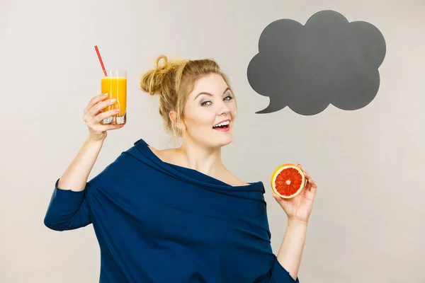 Счастливая Женщина Апельсиновым Грейпфрутовым Соком Здоровые Фруктовые Напитки Коктейли Концепции — стоковое фото