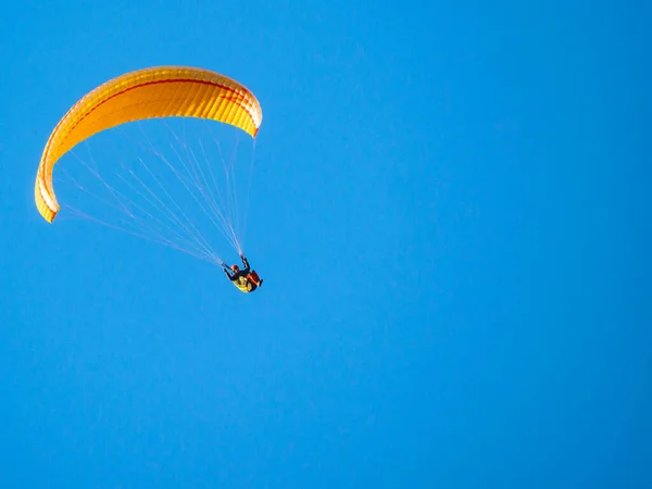 Parapente Deporte Extremo Silueta Parapente Volando Cielo Azul —  Fotos de Stock