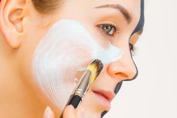 Yüzünün Yarısında Kil Karbonhidrat Maskesi Olan Bir Kadın Temiz Cilde — Stok fotoğraf