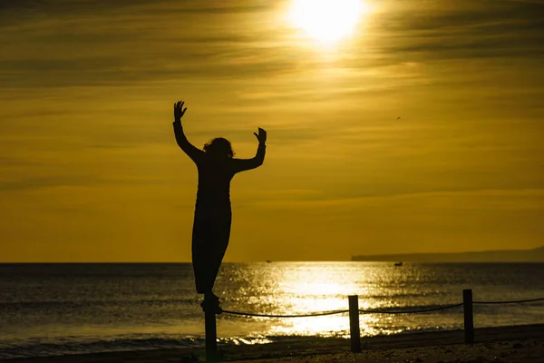 日の出にビーチで遊ぶ女性 — ストック写真