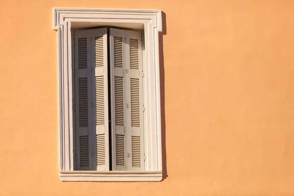 Typická Středomořská Architektura Okraje Bílého Okna Okenicemi Oranžové Domácí Stěně — Stock fotografie