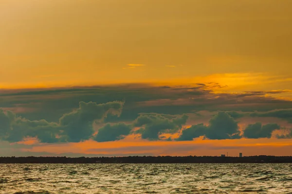 Barevný Západ Slunce Nad Večerním Mořským Horizontem Mraky Obloze Klidná — Stock fotografie
