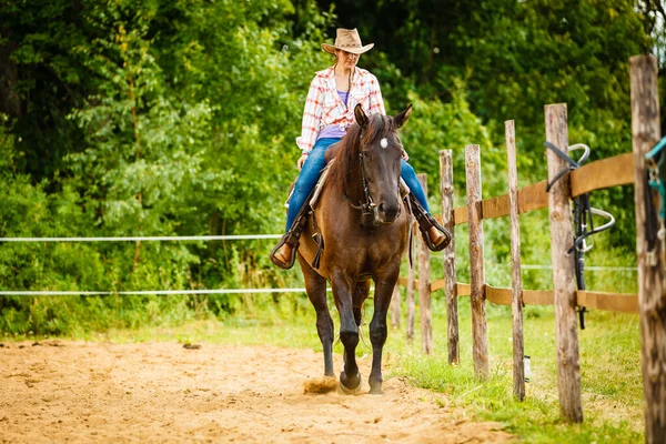 Cuidar Los Animales Equitación Concepto Competencias Occidentales Vaquera Montando Caballo — Foto de Stock