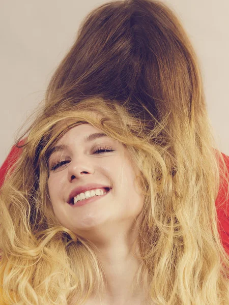 Vrouw Spelen Met Haar Vriendin Lange Ombre Kleur Haar Verschillende — Stockfoto