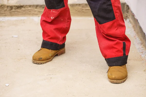 Αγνώριστο Άτομο Στο Εργοτάξιο Φορώντας Προστατευτικό Εργάτη Κόκκινο Μαύρο Παντελόνι — Φωτογραφία Αρχείου