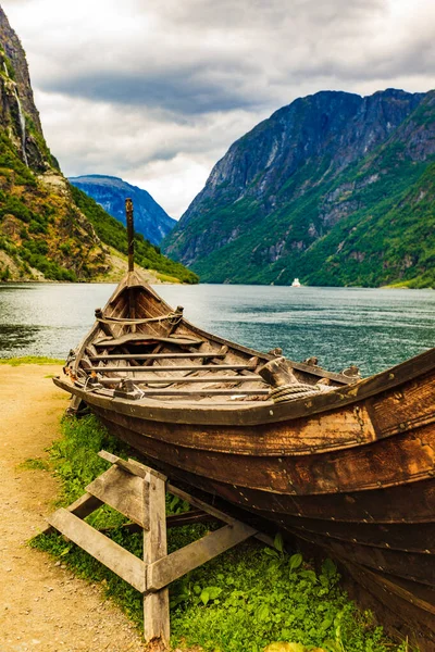 Starý Dřevěný Vikingský Člun Fjordovém Pobřeží Hory Sognefjord Cestovní Ruch — Stock fotografie