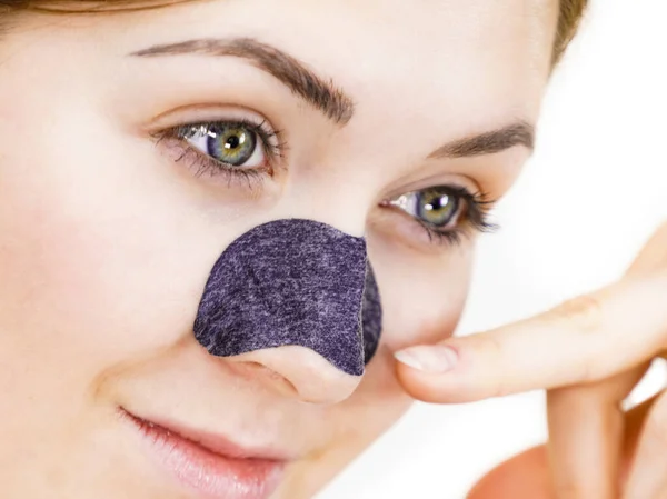 Kvinna Appying Clear Strips Nose Using Pore Cleansing Textile Mask — Stockfoto