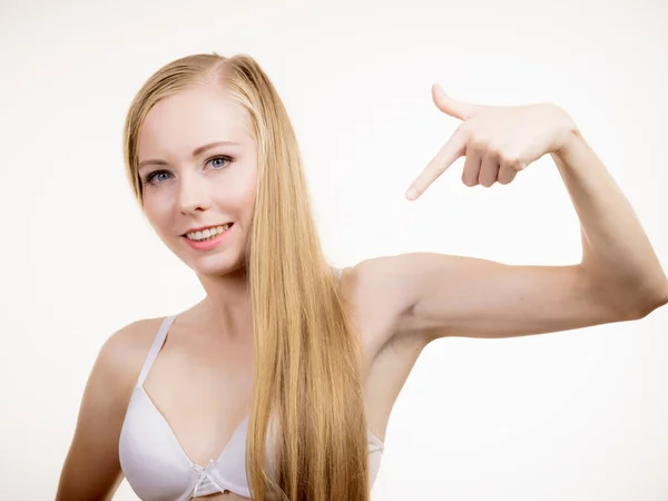 Genç Uzun Saçlı Sarışın Küçük Göğüslü Beyaz Göğüslü Kadın Çamaşırlı — Stok fotoğraf