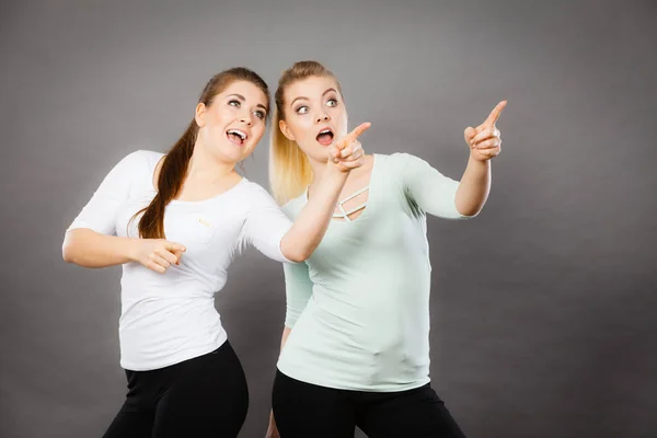 Gestos Ter Conceito Ideia Feliz Duas Mulheres Apontando Com Dedo — Fotografia de Stock