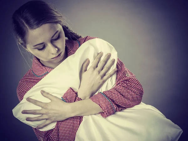 Akıl Sağlığı Bunalımı Konsepti Üzgün Depresif Genç Sarışın Kırmızı Pijamalı — Stok fotoğraf
