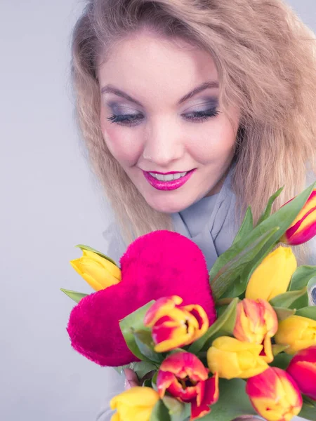 Internationale Vrouwen Valentijnsdag Aantrekkelijke Dankbare Vrouw Blond Haar Met Tulpen — Stockfoto