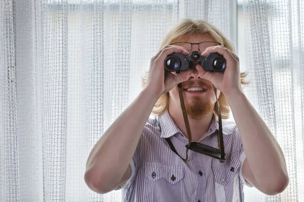 Giovane Uomo Adulto Spiare Suoi Vicini Ragazzo Utilizzando Binocoli Guardando — Foto Stock