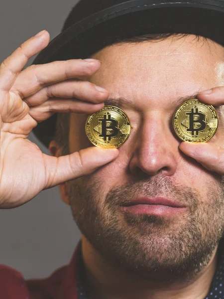 Hombre Adulto Teniendo Bitcoin Moneda Como Pinta Nez Ojo Crypto — Foto de Stock