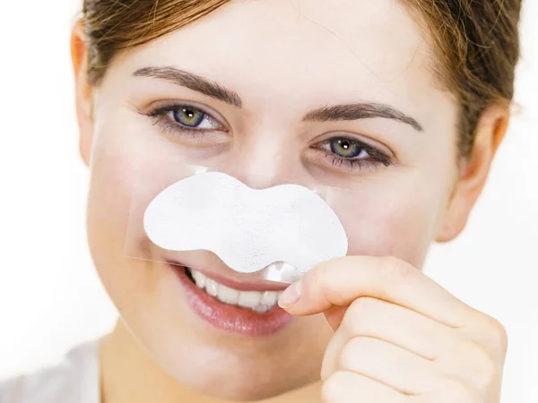毛穴のクレンジングテキスタイルマスクを使用して 鼻の上にクリアアップストリップを適用する女性肌の色白の世話をする女の子 美の治療だ スキンケア — ストック写真