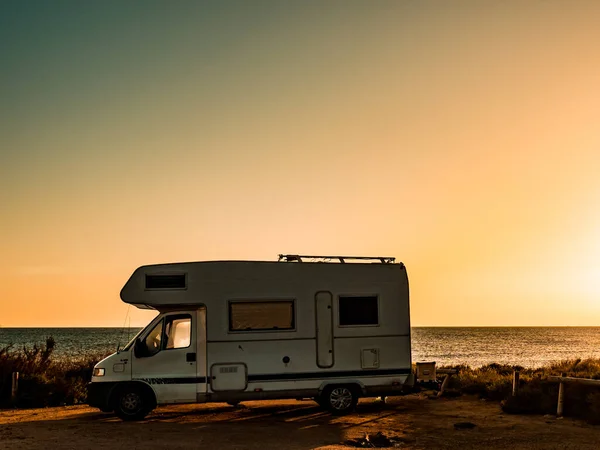 Campeggio Sulla Spiaggia Del Mare Costa Blanca Spagnola Con Camper — Foto Stock