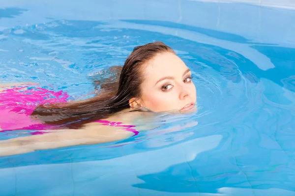 Vacker Ung Kvinna Rosa Baddräkt Simmar Blå Pool Ung Kvinnlig — Stockfoto