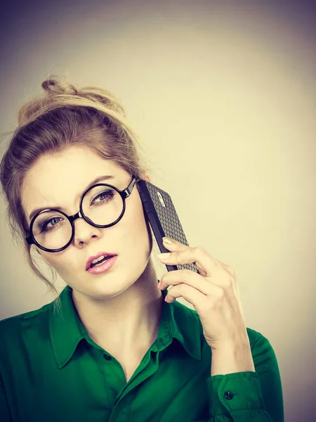 緑色のシャツと電話で話している赤い眼鏡を身に着けている女性実業家を集中 — ストック写真
