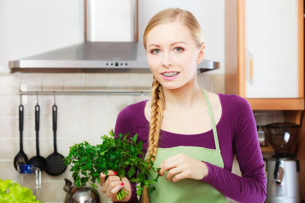 Mulher Jovem Dona Casa Cozinha Com Legumes Verdes Segurando Salsa — Fotografia de Stock