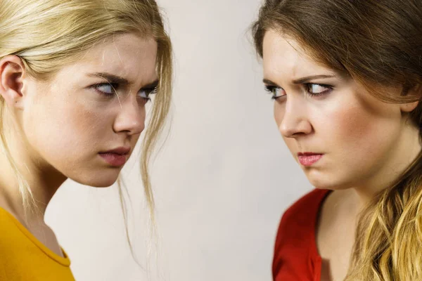 Conflito Maus Relacionamentos Dificuldades Amizade Duas Jovens Mulheres Enfrentam Discutir — Fotografia de Stock