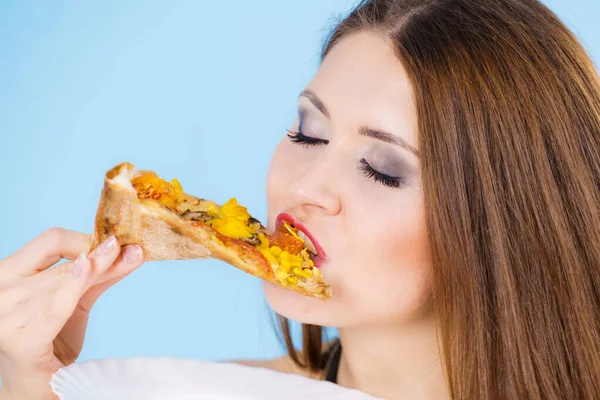 Mladá Žena Čerstvý Plátek Pizzy Modro Lahodné Rychlé Občerstvení Lidé — Stock fotografie