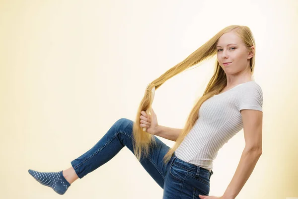 Mulher Loira Com Escova Penteando Seu Cabelo Muito Longo Menina — Fotografia de Stock