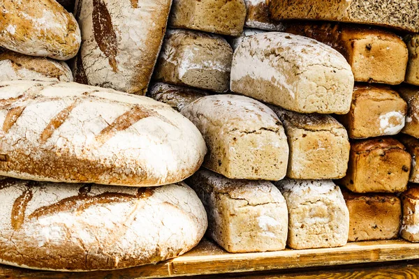 许多乡村传统面包在户外市场摊位上烘烤 — 图库照片