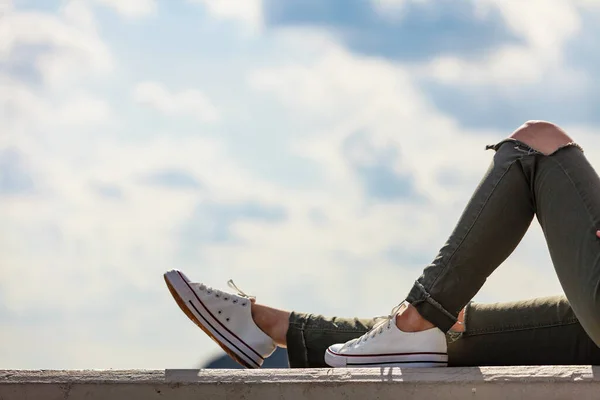 Trendy Modieuze Onherkenbare Vrouwelijke Ontspannen Outdoor Dragen Casual Schoenen Witte — Stockfoto