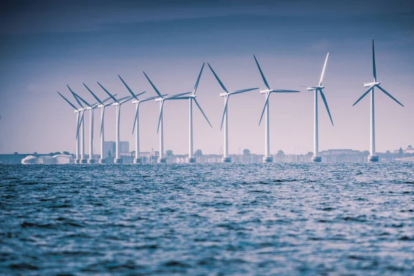 Verticale Windturbines Generator Park Voor Duurzame Alternatieve Energieproductie Langs Kust — Stockfoto
