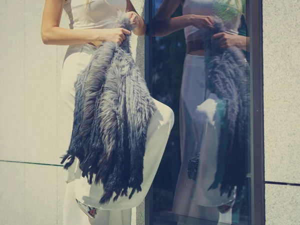 Elegante Mujer Irreconocible Que Presenta Atuendo Urbano Moda Top Blanco —  Fotos de Stock