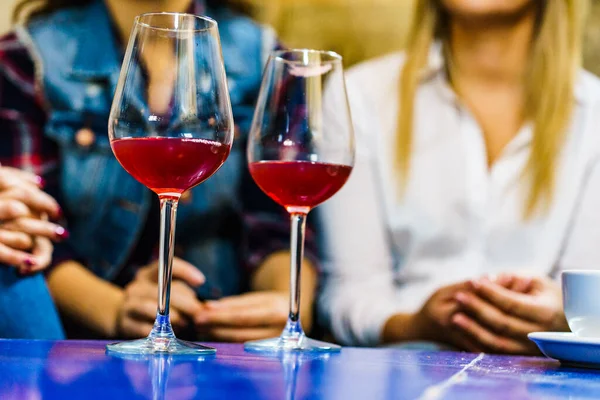 Vrouwen Met Meisjes Avondje Uit Close Van Twee Glazen Gevuld — Stockfoto