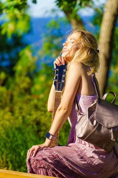 Reise Trampen Konzept Sommer Mädchen Hippie Stil Mit Akustikgitarre Freien — Stockfoto