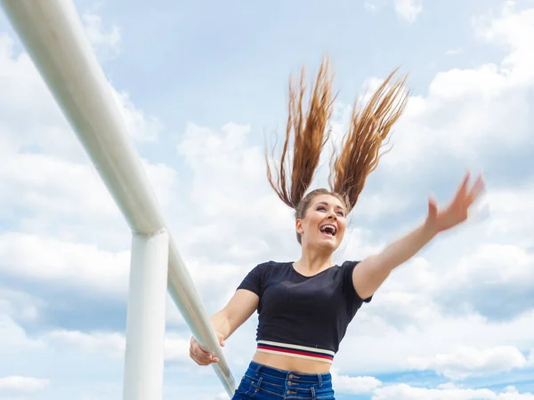 美しい夏の天気を楽しんで外彼女の自由時間を費やして幸せのうれしそうな笑顔の女性 — ストック写真