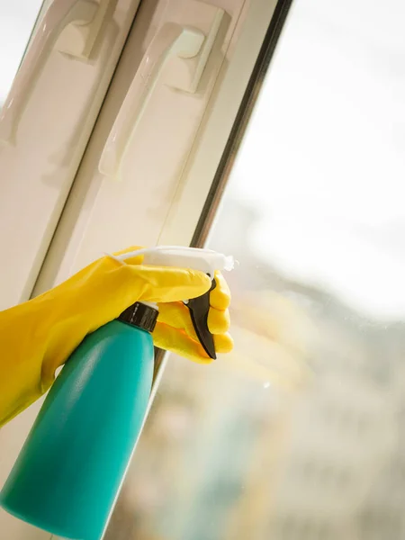 青いラグとスプレー洗剤で黄色の手袋のクリーニングウィンドウで女性の手 春の掃除 家事のコンセプト — ストック写真