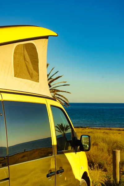 Camper Van Com Tenda Telhado Acampar Costa Mediterrânea Com Palmeiras — Fotografia de Stock