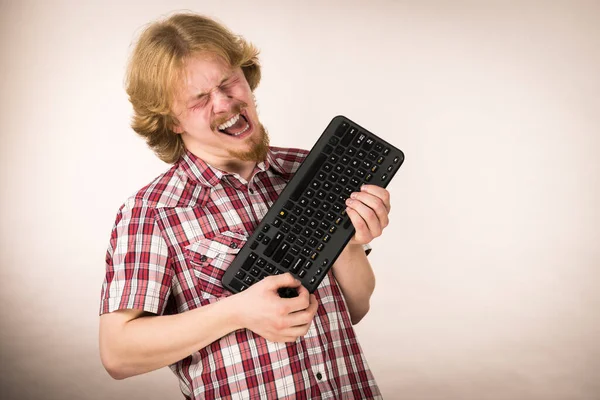 Nerd Geek Jovem Adulto Homem Jogando Videogames Segurando Teclado Computador — Fotografia de Stock