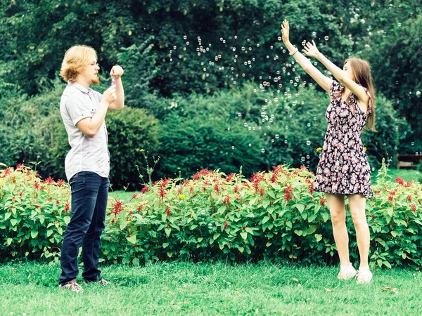 Gelukkig Grappig Hipster Paar Samen Spelen Blazen Zeepbellen Outdoor Het — Stockfoto