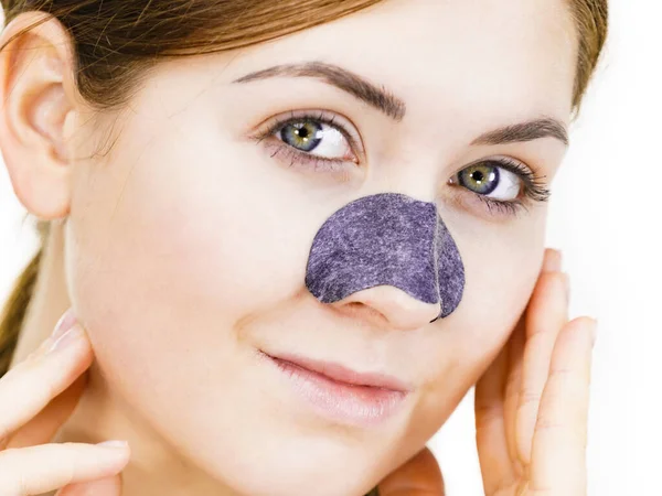 Kvinna Appying Clear Strips Nose Using Pore Cleansing Textile Mask — Stockfoto