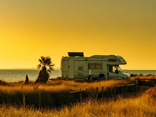 Camper Recreatieve Voertuig Bij Zonsopgang Aan Middellandse Zee Kust Spanje — Stockfoto