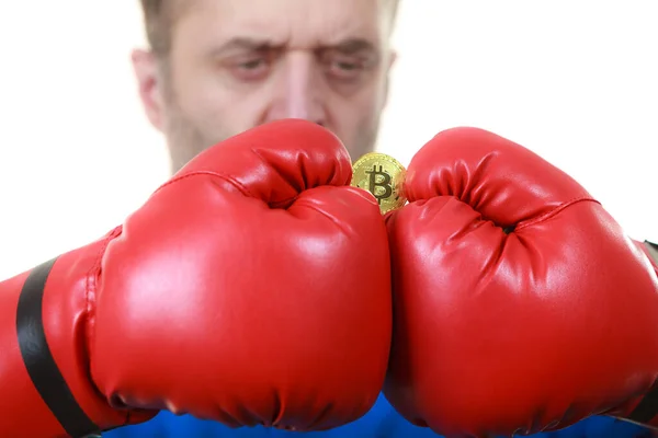 Mężczyzna Czerwonych Rękawiczkach Trzyma Symbol Bitcoina Koncepcja Stanu Kryptowaluta Internetowa — Zdjęcie stockowe