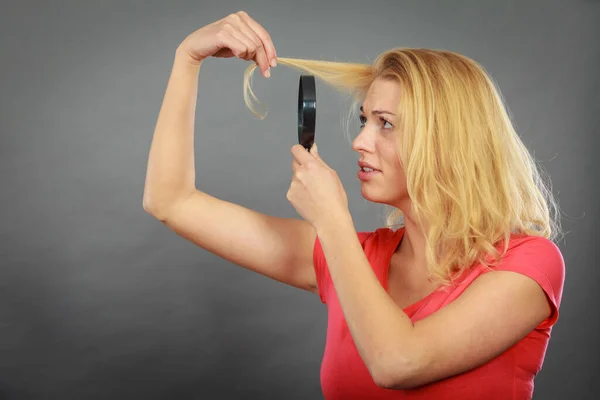 Pielęgnacja Włosów Problem Zdrowotny Nieszczęśliwa Kobieta Patrzy Końce Blond Włosów — Zdjęcie stockowe