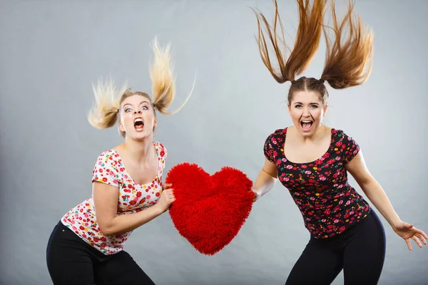 Två Aggressiva Unga Tonåriga Kvinnor Argumentera Kämpar Formad Dra Hjärtat — Stockfoto